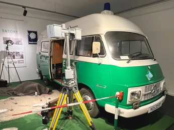 Polizeimusem-Tatort.jpg Darstellung eines Tatortes im Polizeimuseum