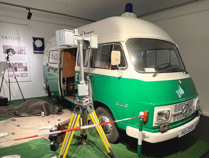 Polizeimusem-Tatort.jpg Darstellung eines Tatortes im PolizeimuseumPresentation of a crime scene in the police museumPresentatie van een plaats delict in het politiemuseumPræsentation af et gerningssted på politimuseet