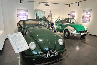Polizeimuseum-Fahrzeuge.jpg Politievoertuigen in het politiemuseum