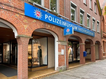 Polizeimuseum-Nienburg.jpg Polizeimuseum Nienburg FrontansichtNienburg Police Museum front viewVooraanzicht politiemuseum NienburgNienburg Politimuseum set forfra