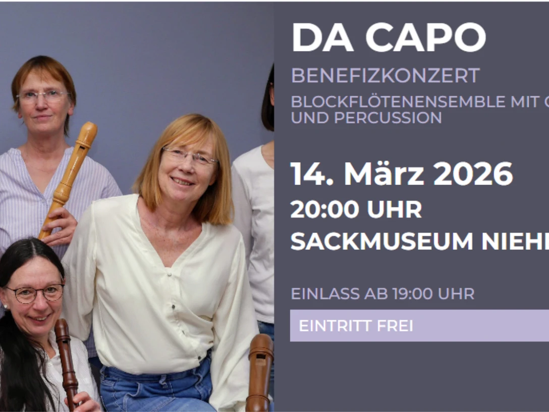 Da capo.jpg Mehrere Frauen mit Blockflöten neben Infotafel zum Benefizkonzert Da Capo