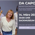 Da capo.jpg Mehrere Frauen mit Blockflöten neben Infotafel zum Benefizkonzert Da Capo