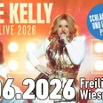 Maite Kally.jpg Maite Kelly singt mit Band in gold-weißen Kostümen vor Lichtern auf der Freilichtbühne Wiesmoor.