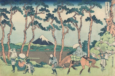 Hodogaya an der Ostmeerstraße, Katsushika Hokusai (1760–1849), Reisende und Pferd vor hohen Kiefern mit Blick auf einen schneebedeckten Berg in Landschaft