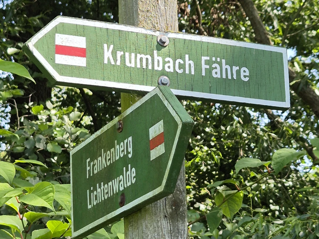 Zschopautal Zu sehen sind zwei Wander-Wegweiser.