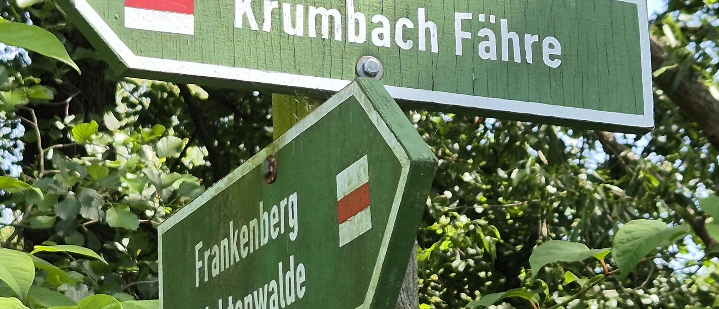 Zschopautal Zu sehen sind zwei Wander-Wegweiser.
