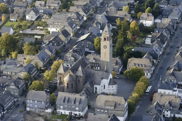 Stadtkern Schmallenberg mit Kirche St. Alexander Blick aus der Vogelperspektive ueber den historischen Stadtkern von Schmallenberg
