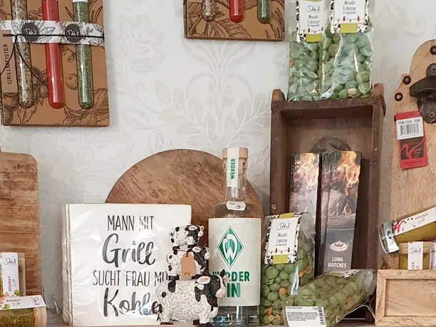 Regal mit Dekoartikeln und praktischen Dingen Regal mit Dekoartikeln und praktischen Dingen