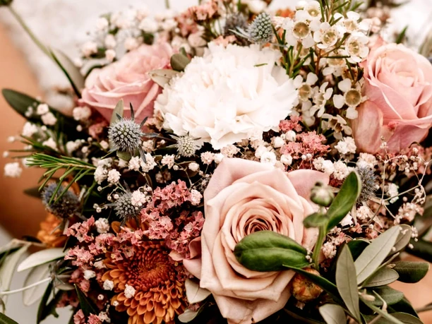 Eine Braut mit ihrem Brautstrauß vom Kleinen Laden Eine Braut mit ihrem Brautstrauß vom Kleinen Laden