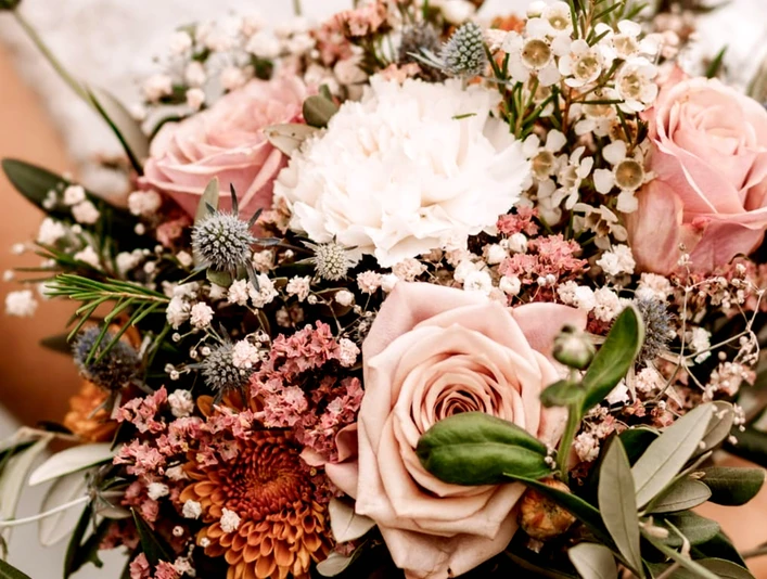 Eine Braut mit ihrem Brautstrauß vom Kleinen Laden Eine Braut mit ihrem Brautstrauß vom Kleinen Laden