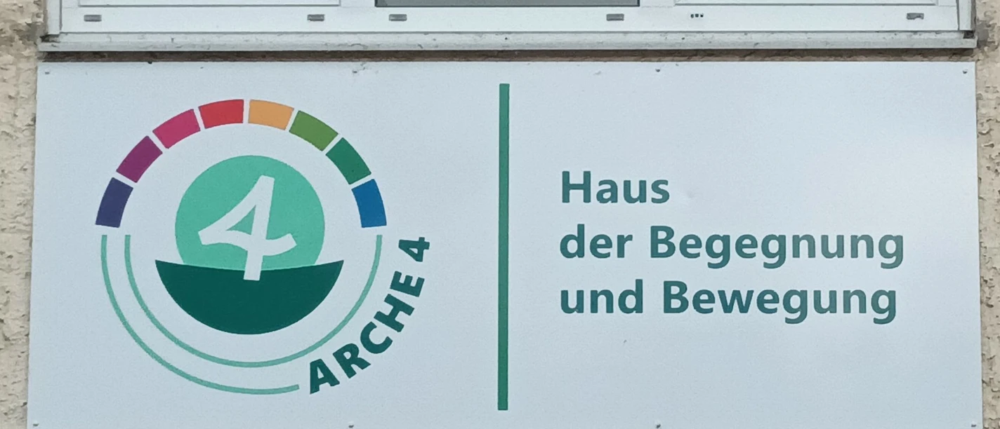 Logo an einer Hauswand mit der Aufschrift „Arche 4 – Haus der Begegnung und Bewegung“ in Salzgitter-Bad.