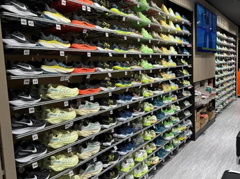 Sportschuhe bei Intersport Sylt