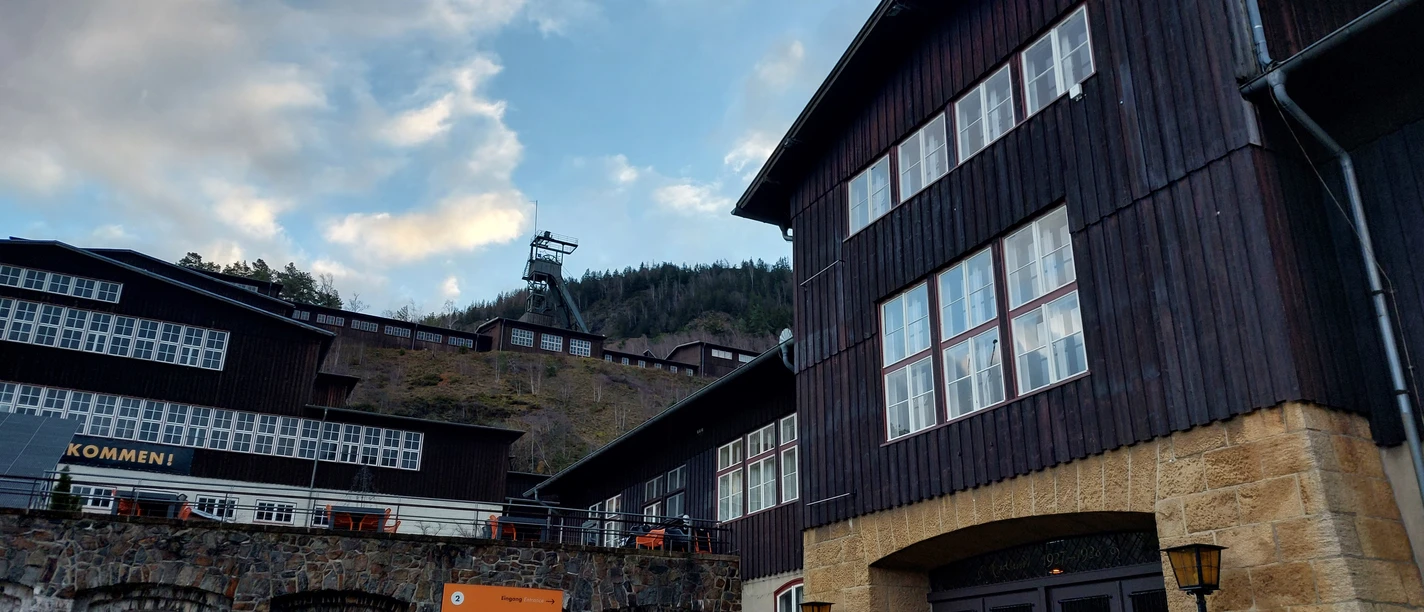 Eingang Museum mit Förderturm Eingangsbereich des Rammelsberg-Museums mit historischem Förderturm und Gebäuden im Abendlicht.