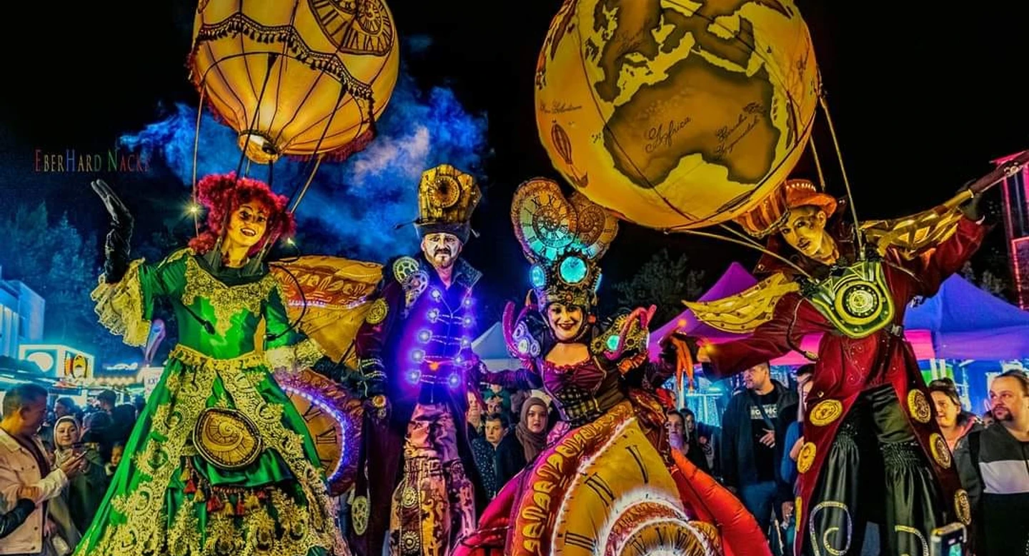 Leuchtende Stelzenläufer