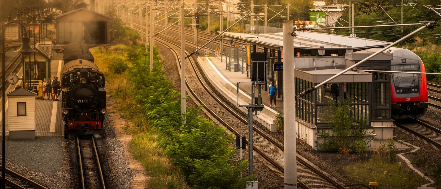 Lößnitzgrundbahn und S-Bahn am Bahnhof Radebeul Ost