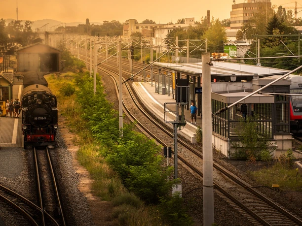 Lößnitzgrundbahn und S-Bahn am Bahnhof Radebeul Ost