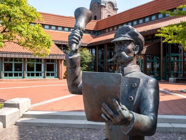 Hohenwestedt - Statue vor dem Rathaus