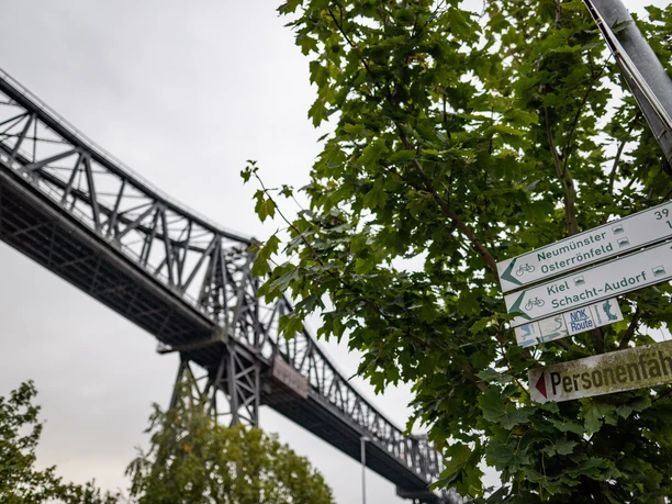 Wegweiser an der Eisenbahnhochbrücke