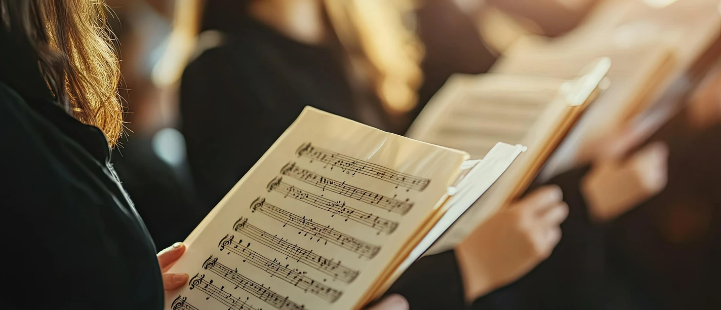 Chor mit Notenblätter in der Hand