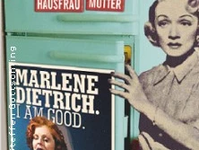 Vintage Collage mit retro Frauengrafik, Textstreifen und Bühnenposter an einem Kühlschrank.