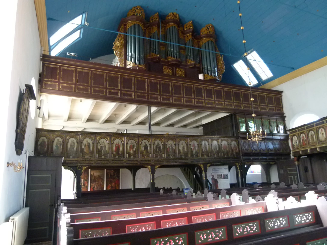 Gloger Orgel Otterndorf Prächtige historische Orgel mit goldenen Verzierungen auf der Empore der St. Severi Kirche Otterndorf.
