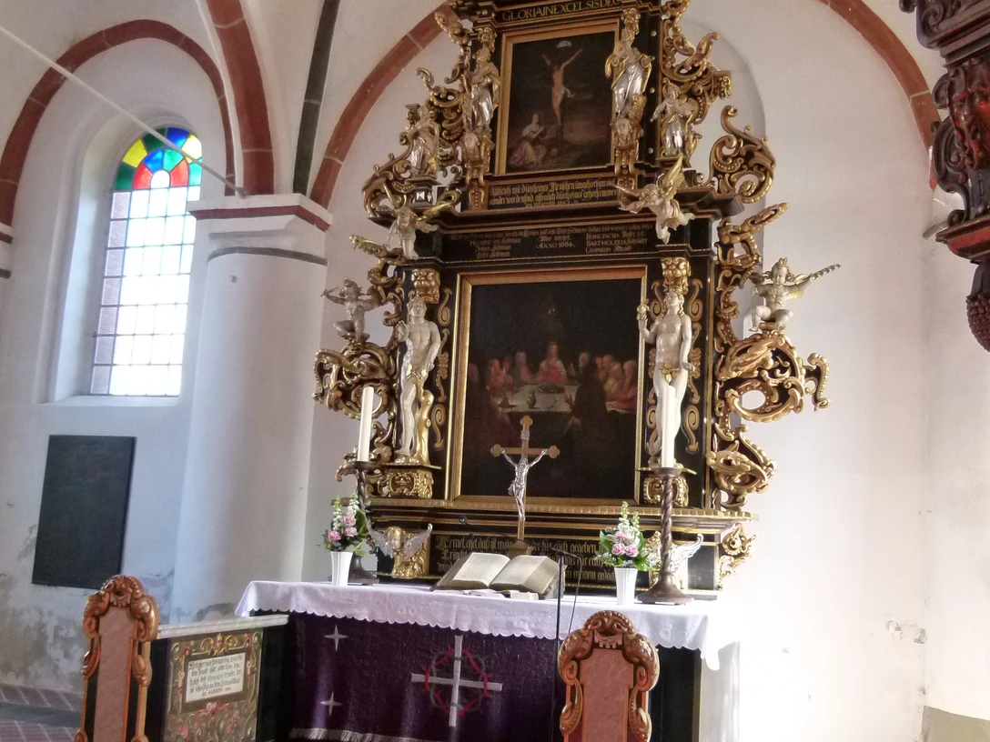 St. Severi Kirche Otterndorf Prunkvoller Altar der St. Severi-Kirche Otterndorf mit vergoldeten Verzierungen und biblischen Darstellungen