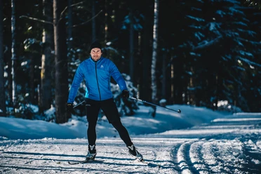 Ein Langläufer beim Skating im Schwarzwald