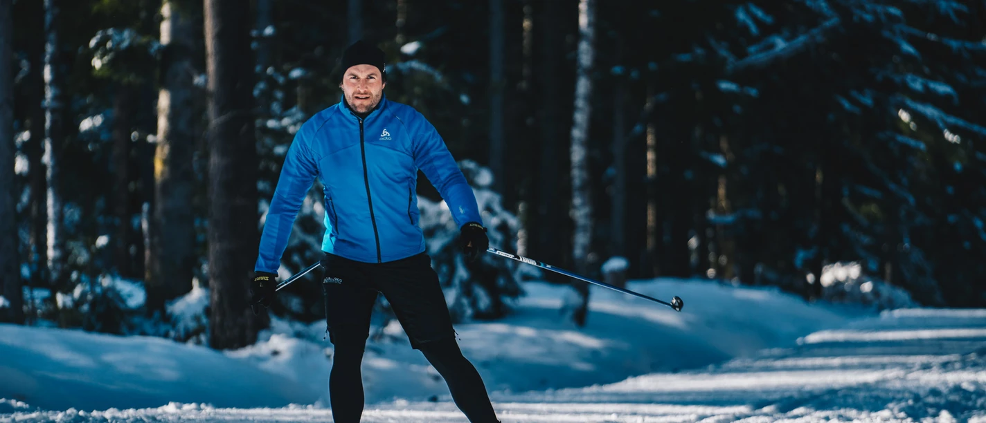 Ein Langläufer beim Skating im Schwarzwald