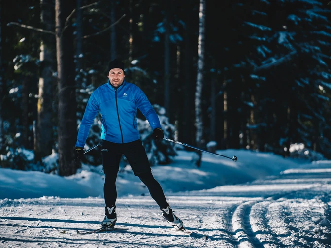 Ein Langläufer beim Skating im Schwarzwald