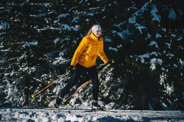 Eine Frau beim sportlichen Langlauf
