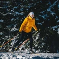 Eine Frau beim sportlichen Langlauf