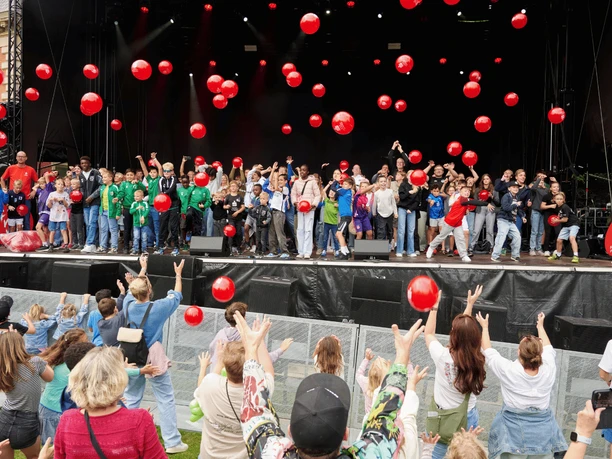 2025_Sparkassen-Familientag_Bühne__c__Peter_Hübbe.png