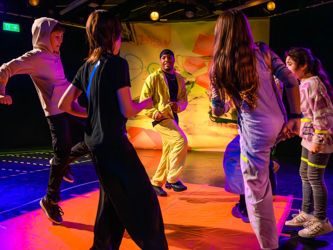 20231205095021_(c)_René Löffler_Ich_kann_s_nicht_lassen_3.jpg Tanzende Kinder in einem Raum