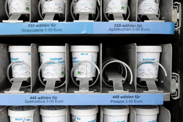 Eisautomat Eisbecher stehen im Automaten. Verschiedene Sorten locken. Gute Auswahl.