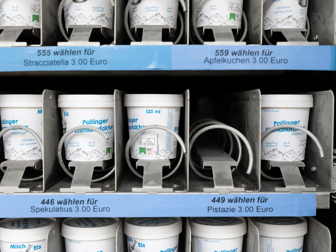 Eisautomat Eisbecher stehen im Automaten. Verschiedene Sorten locken. Gute Auswahl.