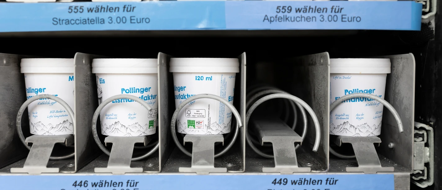 Eisautomat Eisbecher stehen im Automaten. Verschiedene Sorten locken. Gute Auswahl.