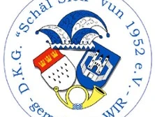 Wappen der Karnevalsgesellschaft mit Narrenkappe, Stadtwappen und Horn im Kreis
