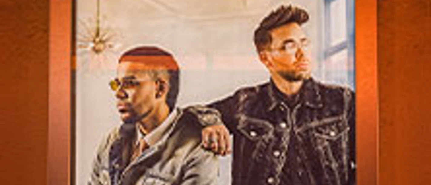 Poster mit zwei Männern in urbaner Kulisse und dem Titel der Tour für ein Musikereignis