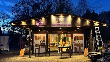 HeideHandwerk-Behringen.jpg Holzladen bei Abenddämmerung mit Schneidebrettern und Wohnaccessoires aus regionalem Handwerk