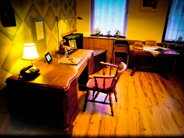 2 Escape IMG_0777 (c) Marita Fischer_Erlebnis Bremerhaven.jpg Holzgetäfelter Raum mit Schreibtisch, Lampe und Retro-Dekor im Escape Room 2escape Bremerhaven.