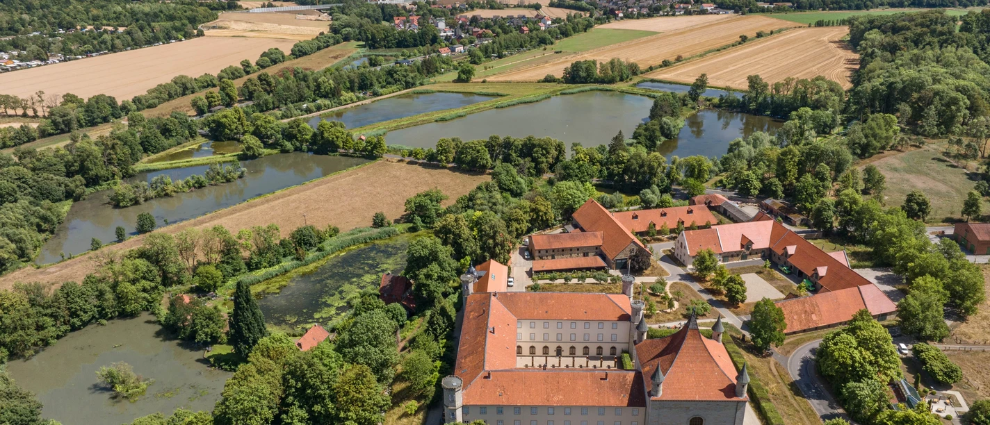 Derneburg_Schloss_Derenburg_Landschaft_Tag_Sommer_Foto_Max_Wiesenbach_(CC-BY)_leicht gedreht_WEB.jpg