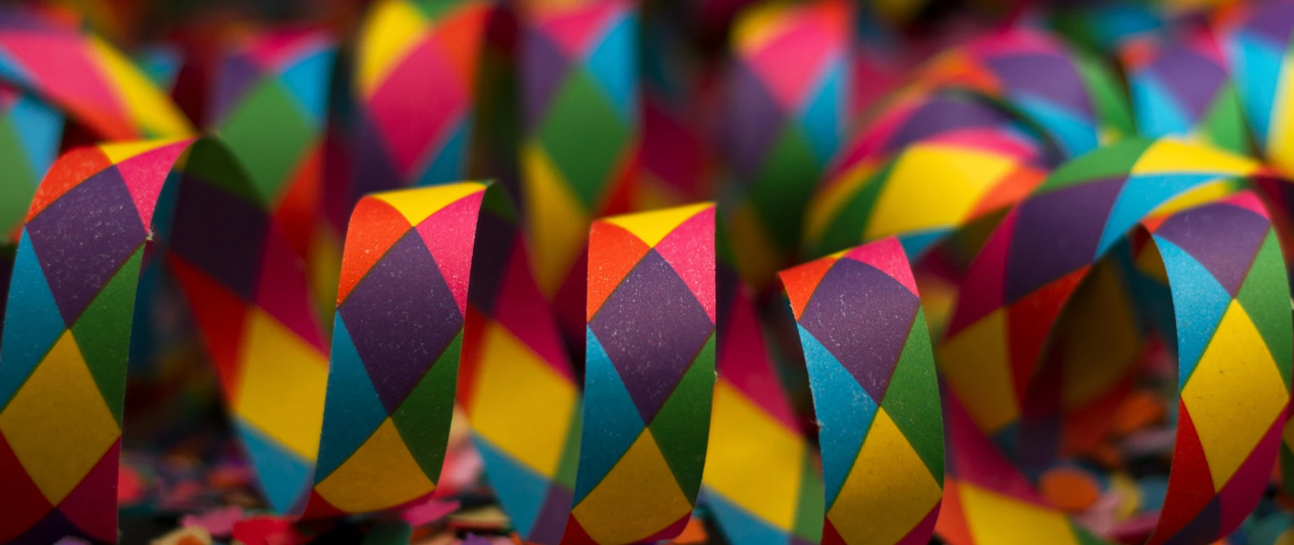 Fasching.png Bunte Luftschlangen und Konfetti verbreiten fröhliche Faschingsstimmung und Feierlaune.