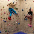 IMG_9215 (c) Hannes Voigts_Erlebnis Bremerhaven.jpg Zwei Personen klettern an einer bunten Boulderwand in der Kletterhalle Bremerhaven.