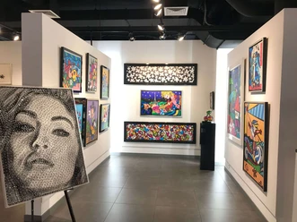 Galerie Mensing, Innenansicht Innenraum einer Galerie mit farbenfroher Pop-Art und einem großformatigen Porträt.