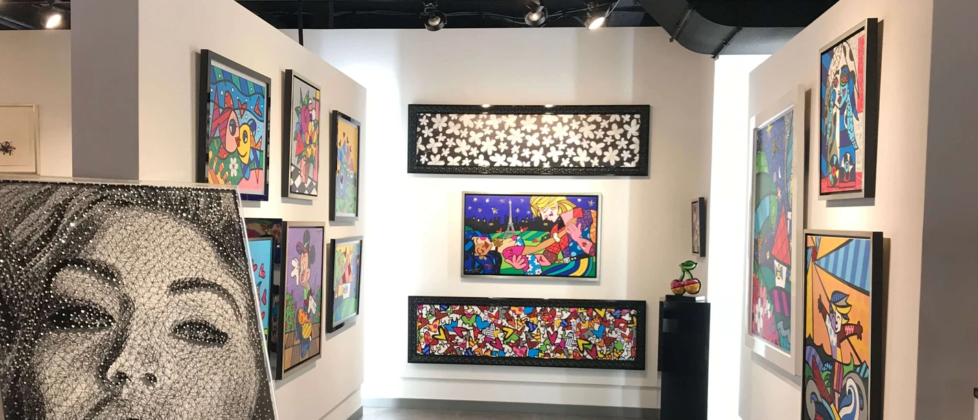 Mensing Gallery, interior view Interior of a gallery with colorful pop art and a large-format portrait.