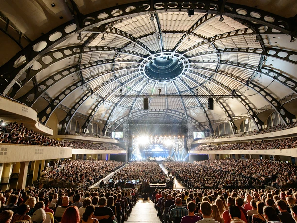 Festhalle Messe Frankfurt - interior view Interior view of Frankfurt's Festhalle with a view of the dome inside.