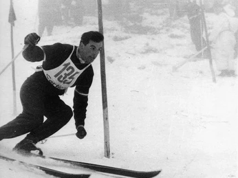 Toni Sailer at the special slalom in Cortina Skirennläufer in dynamischer Abfahrt auf verschneiter Strecke voller WettkampfenergieSki racers in a dynamic descent on a snowy track full of competitive energy