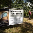 Stasi-Bunker - Museum in der Region Leipzig Eingangsschild des Stasi-Bunkers in Machern vor einem bewaldeten Hintergrund.