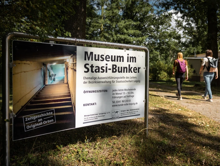 Stasi-Bunker - Museum in der Region Leipzig Eingangsschild des Stasi-Bunkers in Machern vor einem bewaldeten Hintergrund.