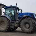 Traktor waschen verschmutzter blauer Traktor